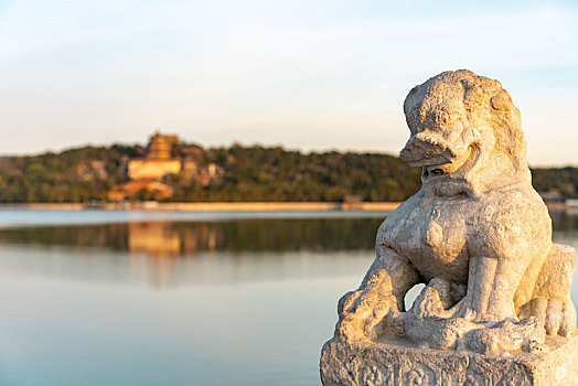 Marseille đã đặt cược vào Roberto De Zerbi.    Việc Marseille bổ nhiệm Roberto De Zerbi cách đây chừng một mùa giải không đơn thuần là sự thay đổi trên băng ghế chỉ đạo. Đó là cuộc gặp gỡ định mệnh của hai cá tính mãnh liệt, canh bạc mà ở đó thứ bóng đá lý tưởng phải đối mặt với thực tại khắc nghiệt nhất.   Đây là cuộc hôn nhân được tiên đoán sẽ chỉ có hai kết cục: Hoặc là trở thành câu chuyện tình yêu vĩ đại, hoặc là biến thành màn ly dị huy hoàng trong biển lửa. Tại Velodrome, không có chỗ cho sự lưng chừng.  Trên lý thuyết, De Zerbi và Marseille dường như sinh ra để dành cho nhau. Thành p.