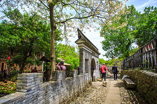 lo bach thu khung ba ngay