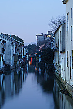 quay thu